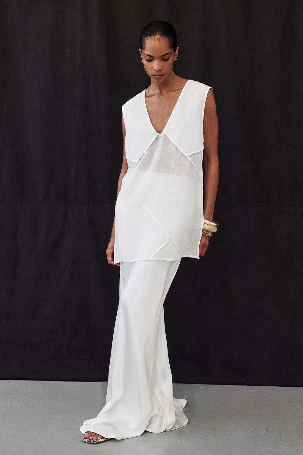 CARMEL WHITE RAMIE V NECK TOP
