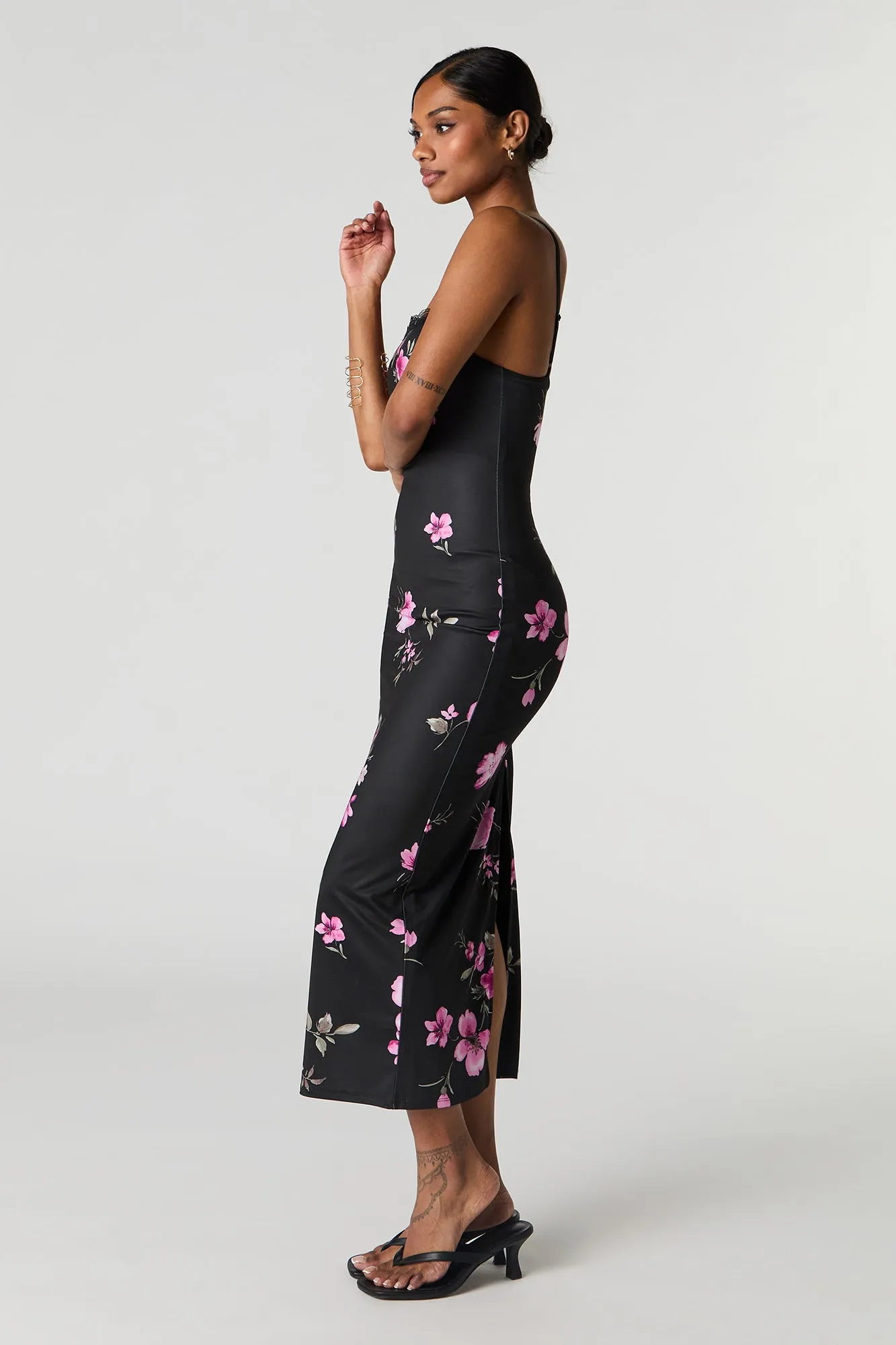 Robe midi profilée avec liséré de dentelle
