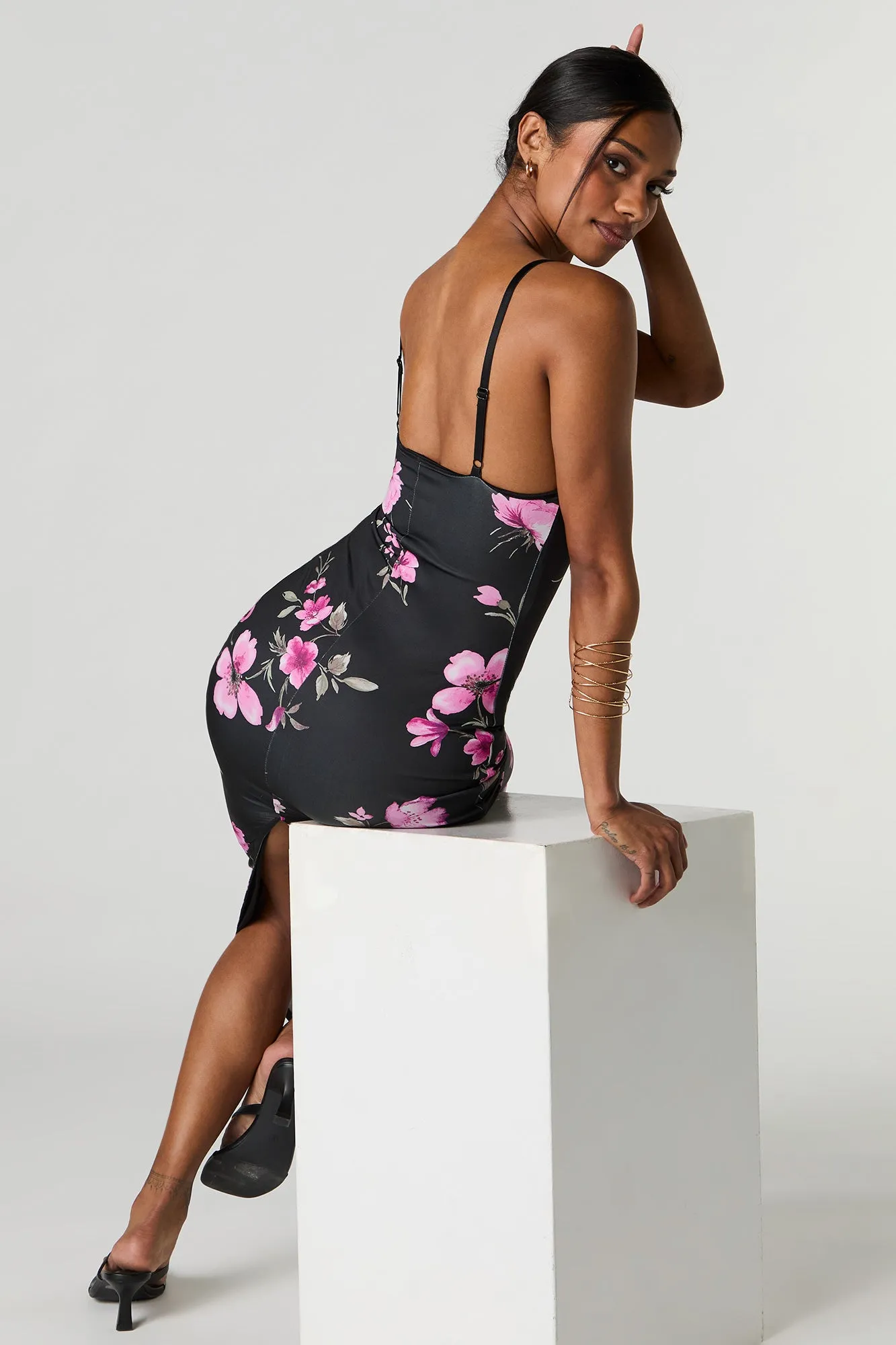 Robe midi profilée avec liséré de dentelle