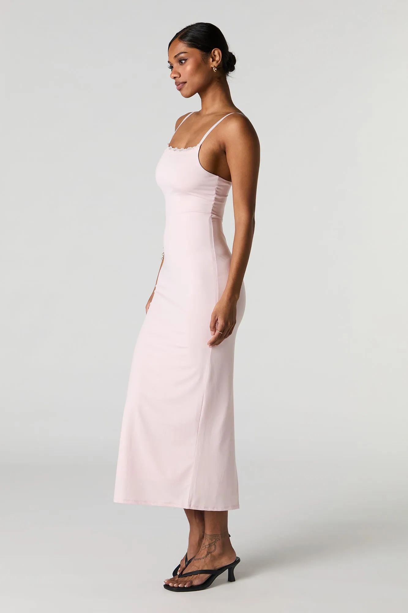 Robe midi profilée avec liséré de dentelle