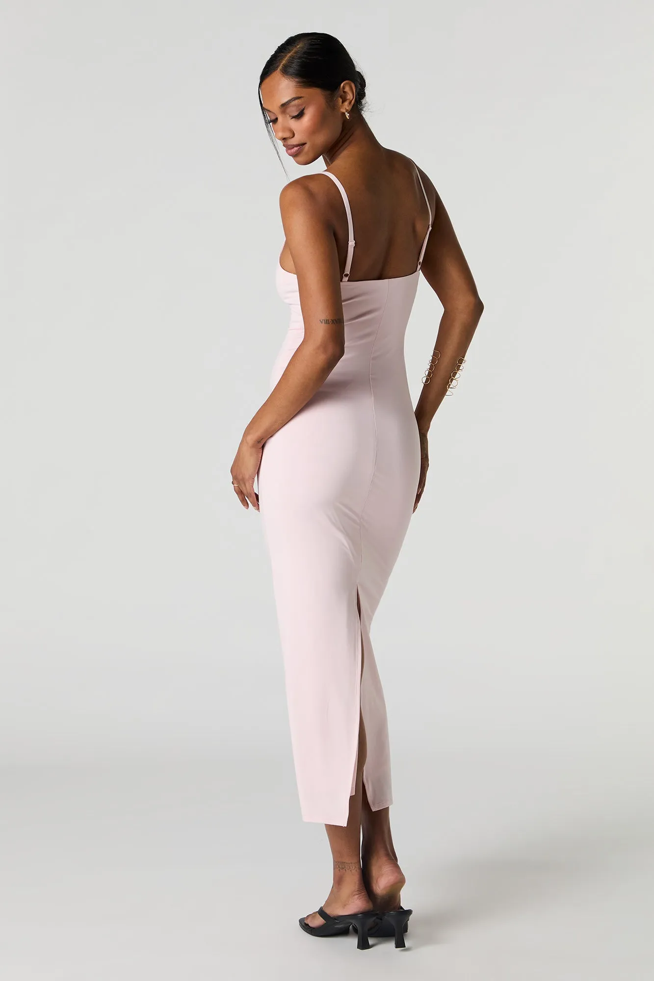 Robe midi profilée avec liséré de dentelle