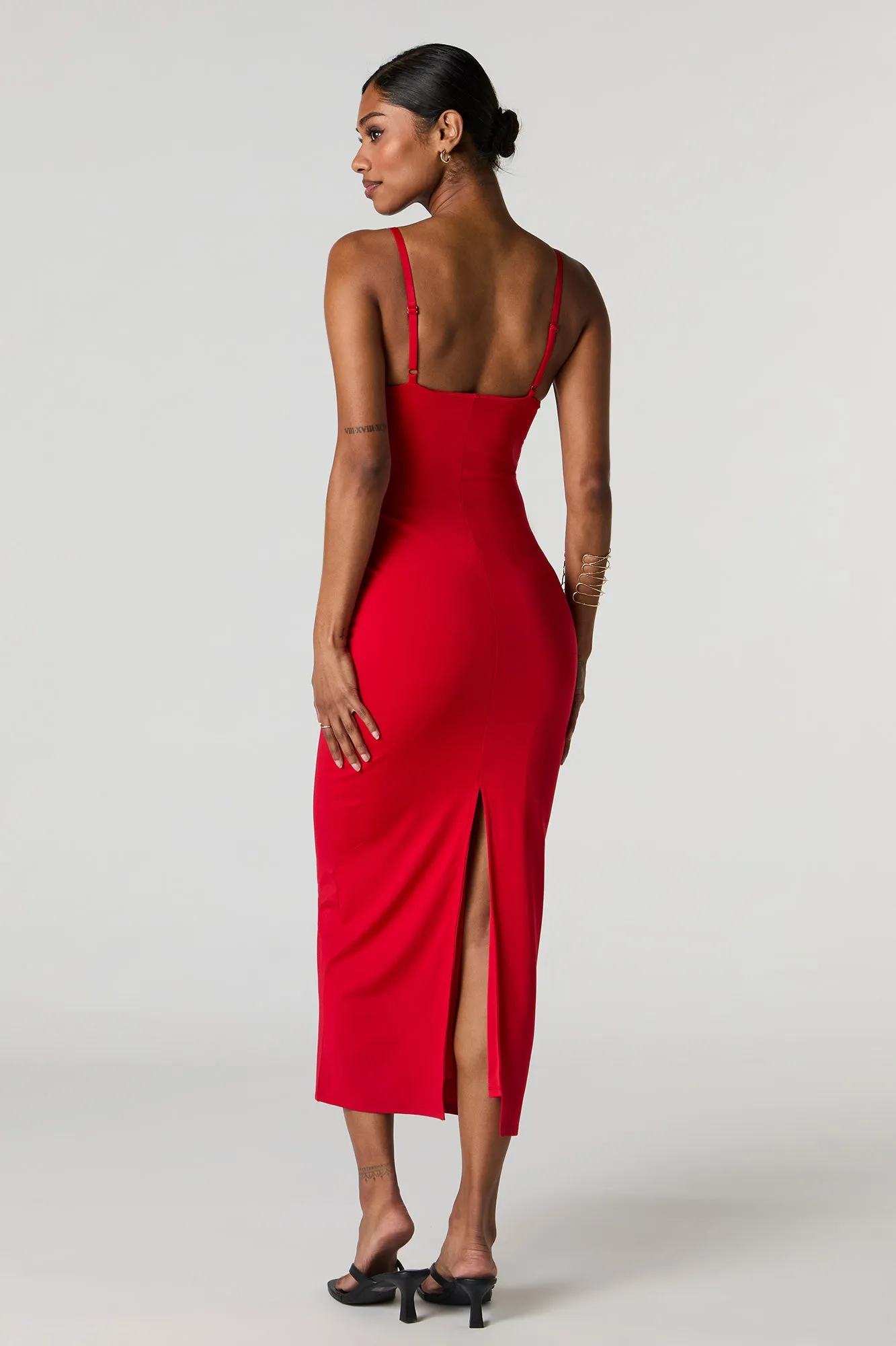 Robe midi profilée avec liséré de dentelle