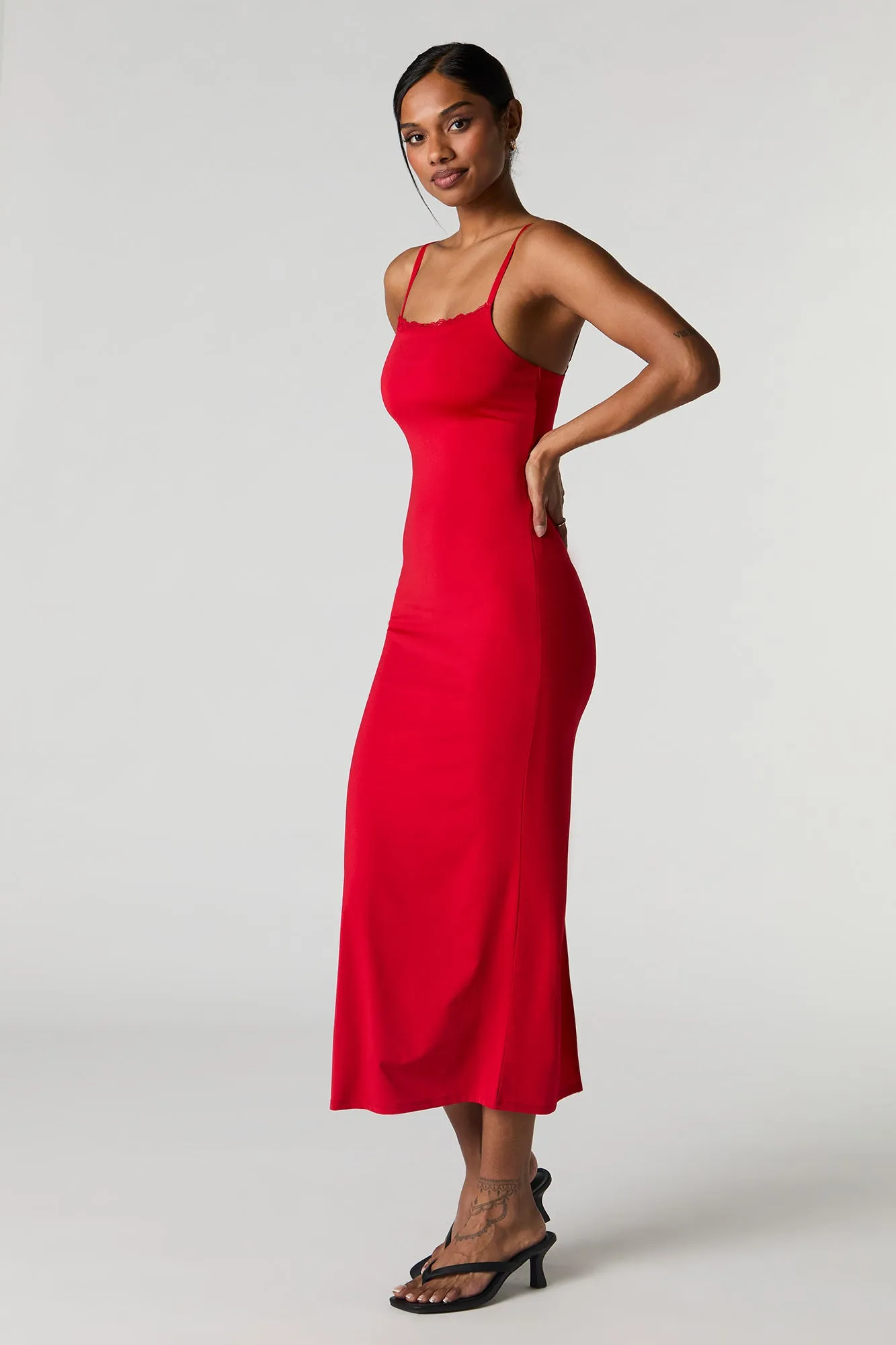 Robe midi profilée avec liséré de dentelle