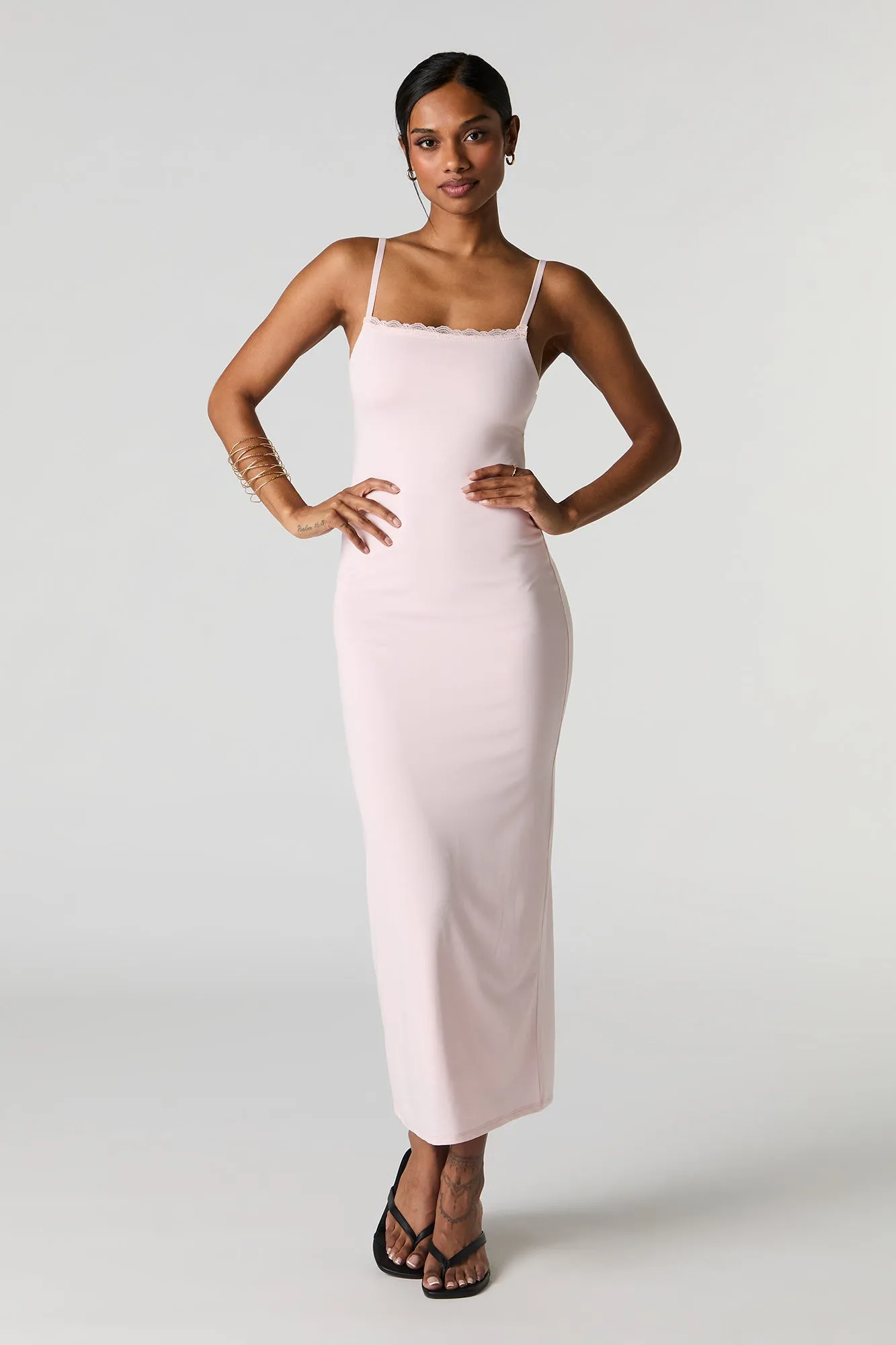 Robe midi profilée avec liséré de dentelle